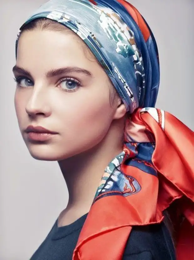 Синий платок на голове