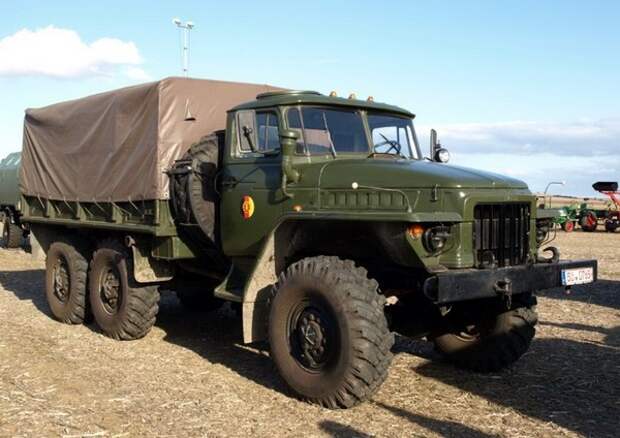 Урал-375 – шестиосный внедорожник. Источник фото: truck-auto.info