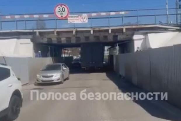 Под мостом у ж/д вокзала "Тамбов" застряла машина