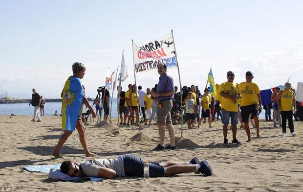 Активисты требовали освободить пляж от подобных персонажей, которые всю ночь гуляют и пьют, а потом приходят сюда отсыпаться барселона, испания, каталония, местные жители, пляж, протест, протестующие, туризм