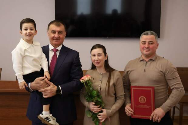 Глава Тахтамукайского района вручил жилищные сертификаты молодым семьям