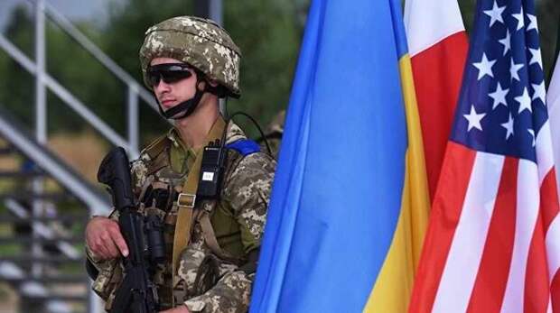 Запад пытается обойти Россию по флангам