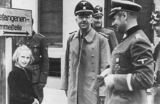 Гудрун Гиммлер с отцом во время посещения концлагеря СС «Дахау» / Фото: rbth.com