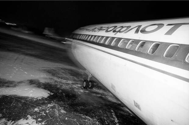 Самолёт авиакомпания «Аэрофлот» выруливает на взлётно-посадочную полосу. Самолёт авиакомпания «Аэрофлот» выруливает на взлётно-посадочную полосу.