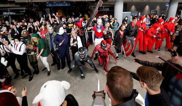 Посетители фестиваля Comic Con 2021 в Праге