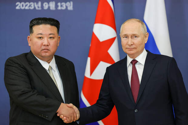 Путин подарил Ким Чен Ыну перчатку от скафандра и пообещал приехать в КНДР