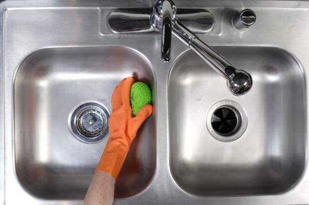 Раковина из нержавейки будет блестеть, если чистить ее маслом. /Фото: radiantplumbing.com Раковина из нержавейки будет блестеть, если чистить ее маслом. /Фото: radiantplumbing.com