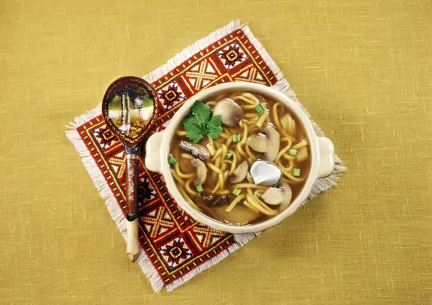 Названа группа людей, которым противопоказано есть суп