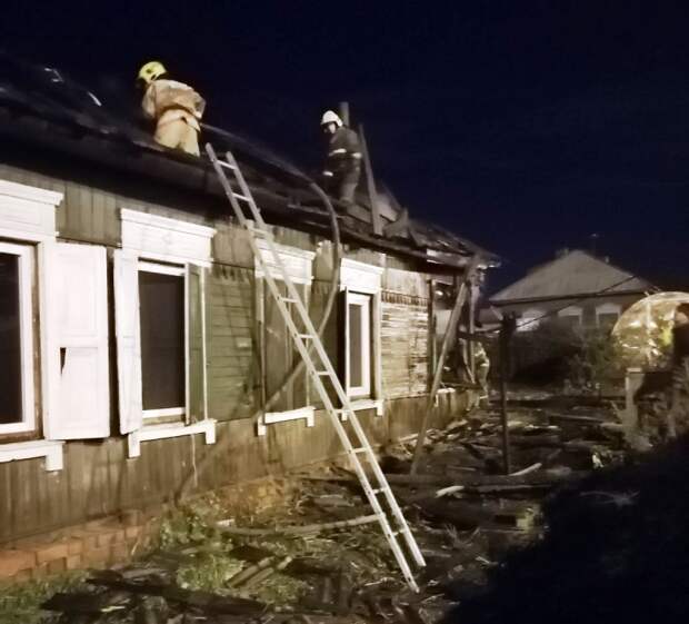 Два человека погибли на пожаре в частном доме в Иркутске