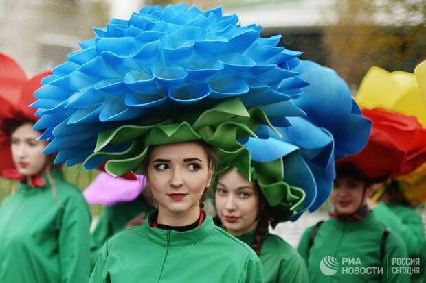 Участницы карнавального шествия в Москве в рамках XIX Всемирного фестиваля молодежи и студенчества. 14 октября 2017