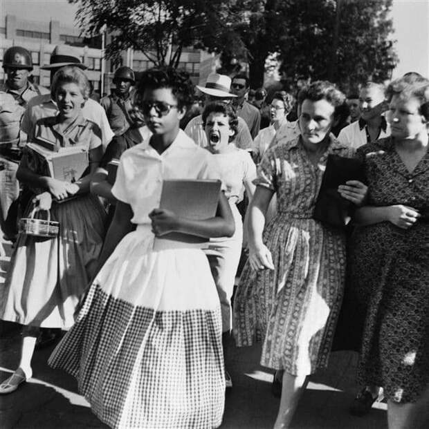 2. Ненависть: чернокожая девушка идет в школу для белых после принятия закона об отмене раздельного образования белых и "черных" граждан США в мире, интересное, исторические кадры, подборка, редкие фото, снимки, события, фото