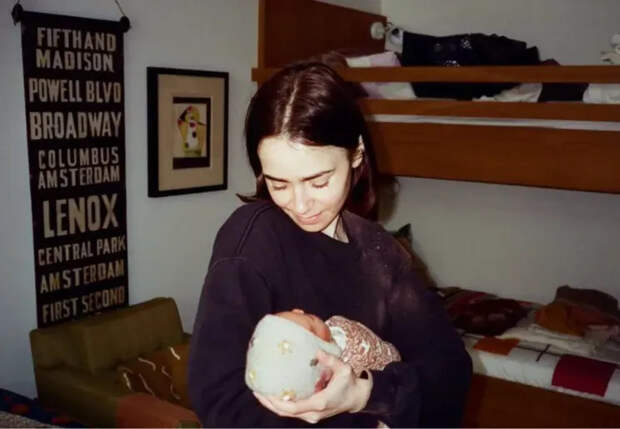 Лили Коллинз/Фото: lilycollins/Instagram*