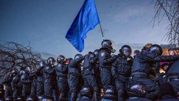 Сотрудники спецподразделения Беркут МВД Украины на Майдане в Киеве. Архивное фото Сотрудники спецподразделения Беркут МВД Украины на Майдане в Киеве. Архивное фото