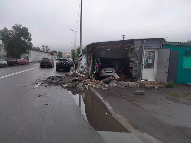 В Кургане во время ДТП машина протаранила стену магазина: есть погибшая