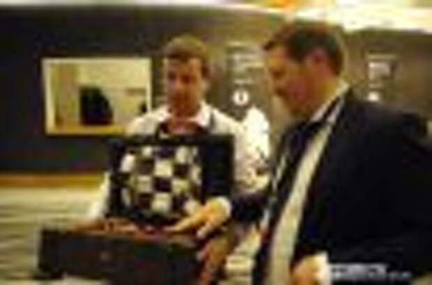 Этот набор шахмат из бивня мамонтов - специальный подарок Анатолия Карпова - получит победитель чемпионата.
