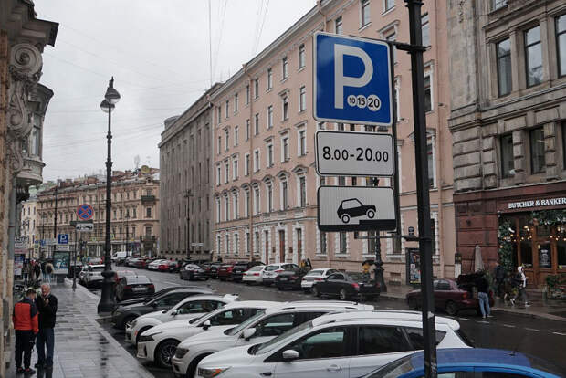 Восемь минут, которые отменили штраф. В Петербурге рассмотрели необычное дело о платной парковке