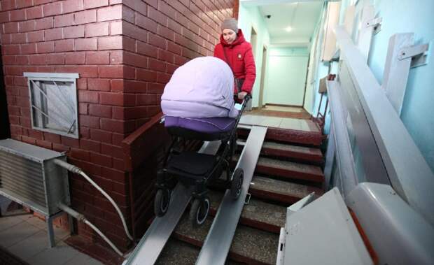 В подъезде дома в Бибиреве смонтировали откидной пандус