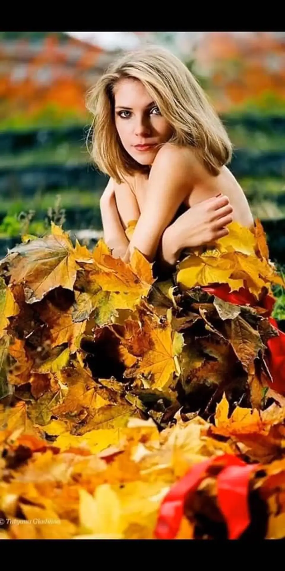 Девушка в осенней листве
