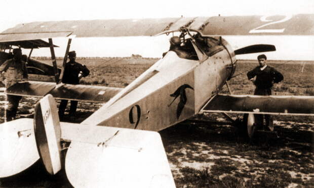 Август 1916 года, Гинемер готовится к вылету на N1530. Главным отличием этого «Шарля» от предыдущего были камуфлированные крылья, но и мелких различий тоже хватало: другая конструкция капота, иные очертания тактического номера и перенос вымпела с именем с левой стойки на правую - Самый известный «Аист» | Warspot.ru
