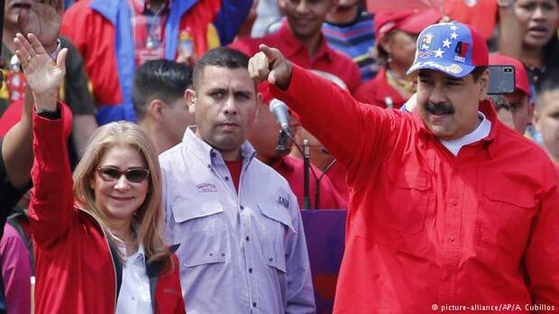 Президент Венесуэлы Николас Мадуро (справа) на массовой акции в Каракасе 2 февраля 2019 года