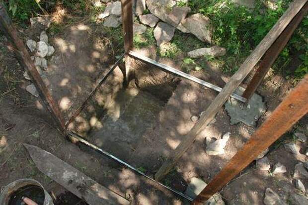 Установка каркаса туалета и бетонирование фундамента