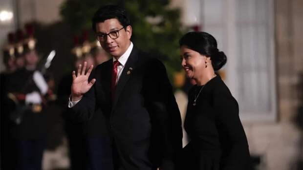 Президет страны с супругой перед эвакуацией на французский Реюньон