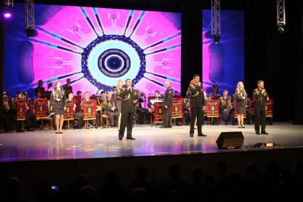 Концерт образцово-показательного оркестра и ансамбля песни и танца внутренних войск МВД прошел в Бобруйске.