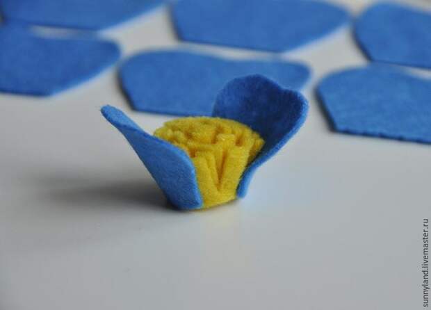 Делаем цветы из фетра для декоративной цифры