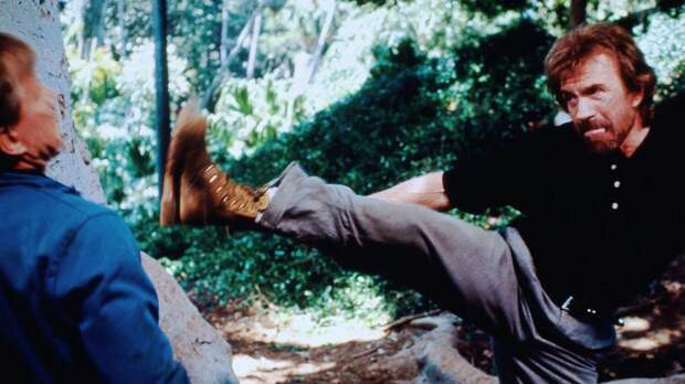 Семья Чака Норриса ответила на ИИ-фейки с участием Шварценеггера и Сталлоне