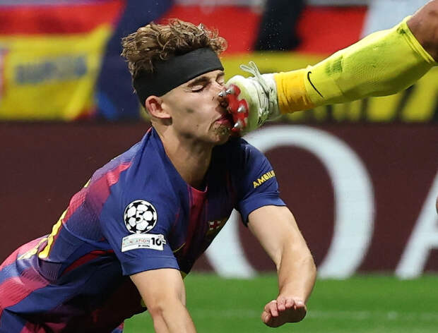 Вратарь «Атлетико» разбил ногой лицо футболисту «Барселоны» в матче Лиги чемпионов