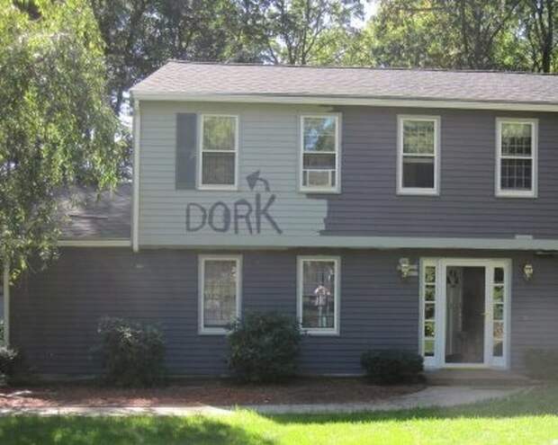 папа красит дом