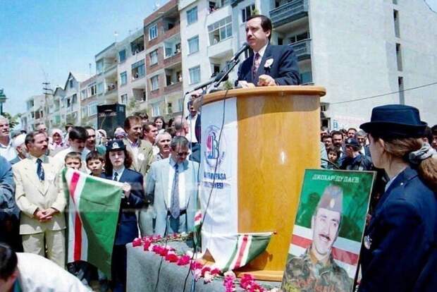 Мэр Стамбула Реджеп Тайип Эрдоган выступает с речью на церемонии открытия парка в честь Джохара Дудаева. Турция, Стамбул, 7 мая 1996 года
