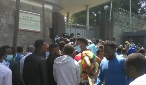У дипмиссии РФ в Аддис-Абебе собрались сотни добровольцев, желающих воевать за Россию