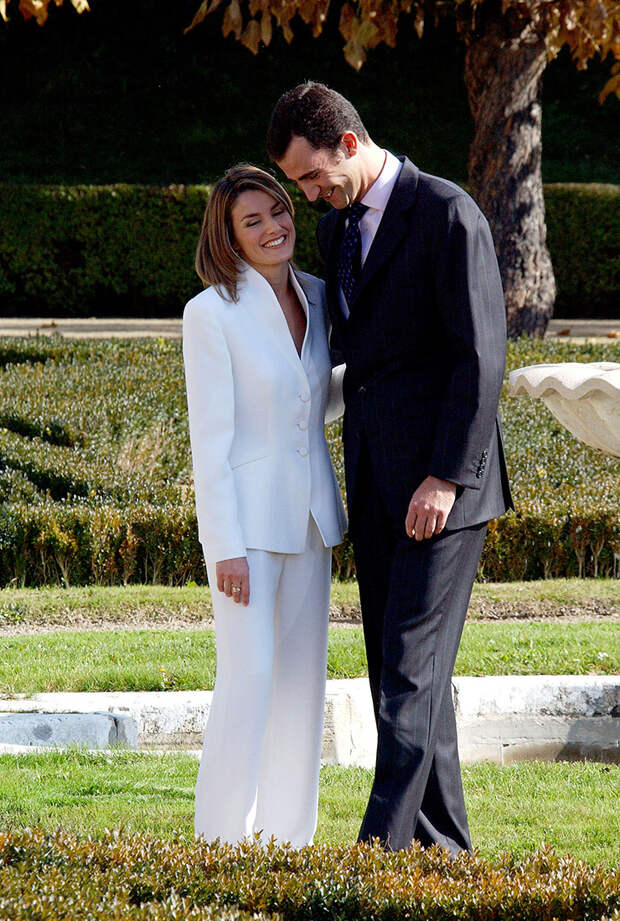 Наследный принц Испании Фелипе и Летиция Ортис позируют во время официальной церемонии помолвки в саду дворца Эль Пардо в Мадриде, 6 ноября 2003