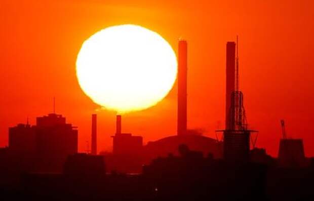 The sun rises behind chimneys of a heating power plant in Moscow, Russia May 30, 2018. REUTERS/Maxim Shemetov