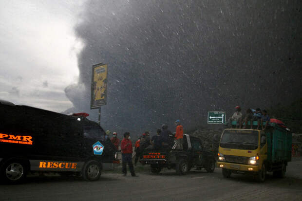 Извержение вулкана Келуд на острове Ява в Индонезии