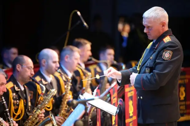 Концерт образцово-показательного оркестра и ансамбля песни и танца внутренних войск МВД прошел в Бобруйске.