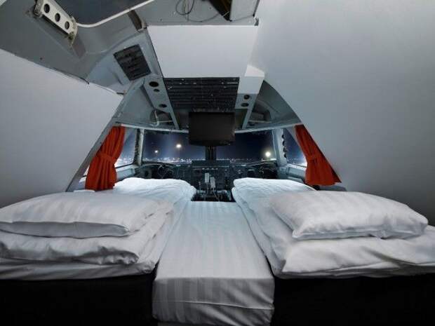 jumbo hotel cockpit suite.jpg jumbo hotel cockpit suite.jpg