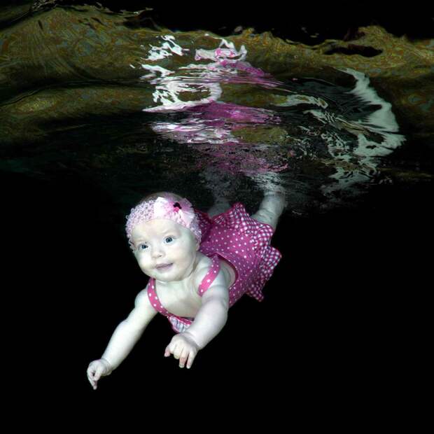 Счастливые дети под водой