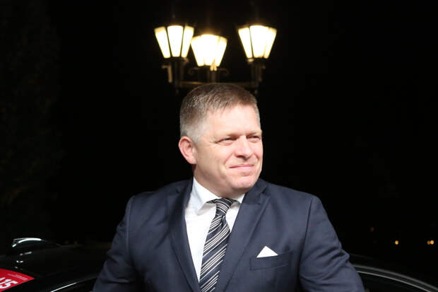 Глава МО Словакии Калиняк: Фицо продолжает находиться в тяжелом состоянии