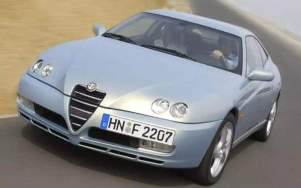 Главный козырь Alfa Romeo GTV - замечательный дизайн.  Купе доступно с 4- и 6-цилиндровыми двигателями и отличается прекрасной маневренностью, что делает его еще более популярным.  Однако машины с 6-цилиндровым двигателем Busso оцениваются выше.