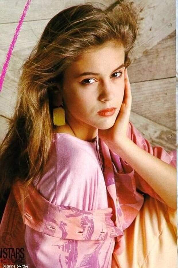 Красотка из 90-ых Алисса Милано в юные годы. 