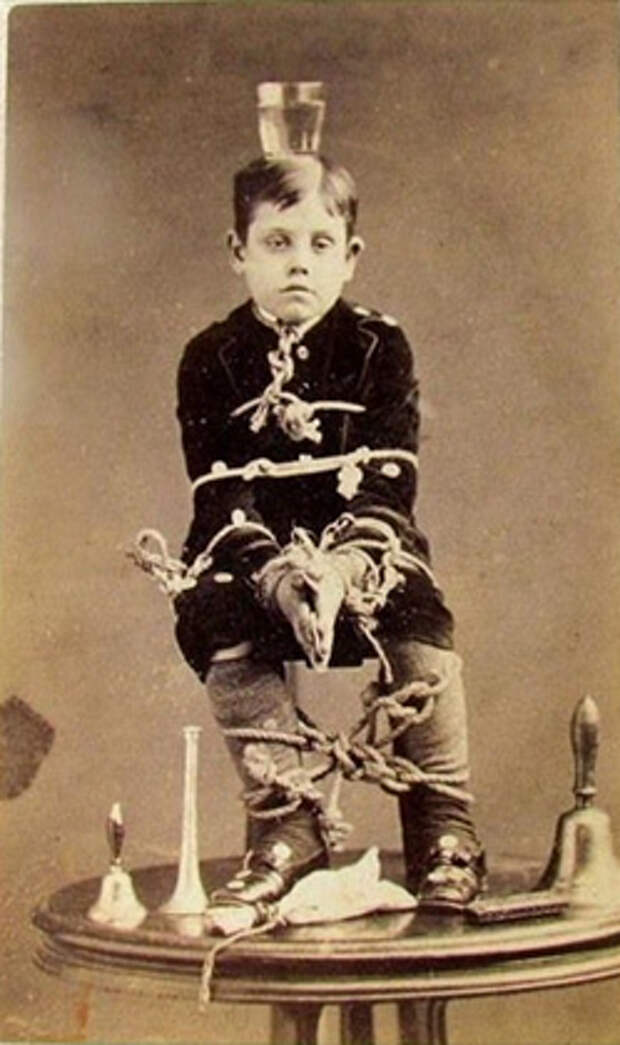Связанный мальчик держит на голове стакан, примерно 1890 год