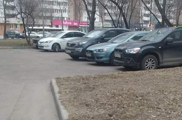 Двор в проезде Дежнёва очистили от мусора и хлама
