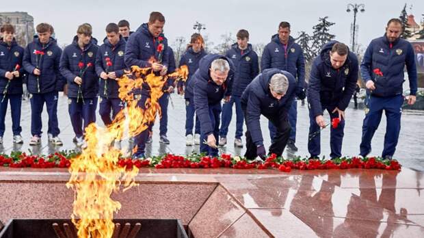 Юношеская сборная России почтила память советских воинов Великой Отечественной войны