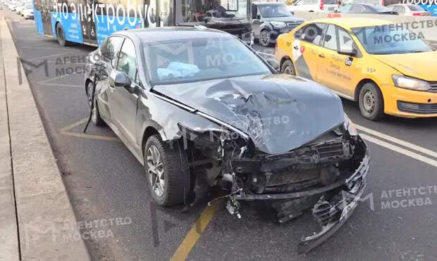 Видео: автомобиль с полицейскими разбился в аварии с леговушкой в Москве