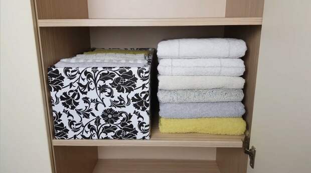 Разные размеры полотенец храню по-разному: в коробке маленькие, на полке большие