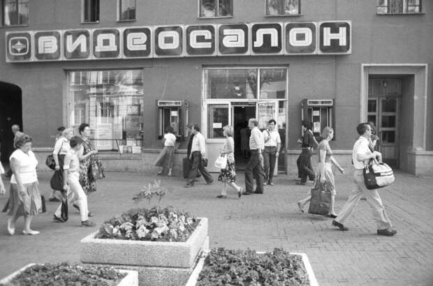 Вход в видеосалон на Арбате, 1986 год