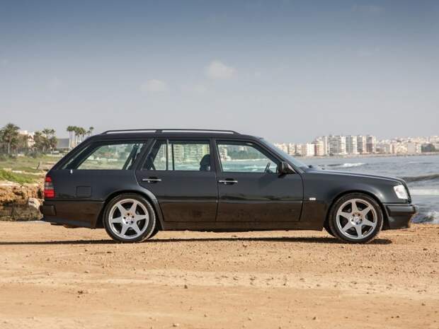 В этом универсале Mercedes-Benz E36 AMG семь посадочных мест