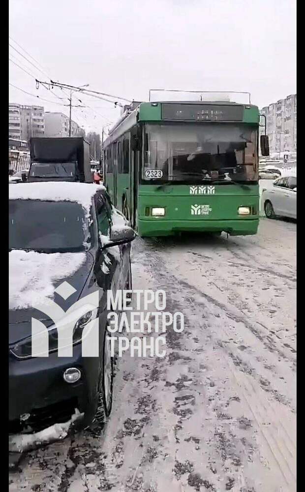 На Фучика в Казани припаркованная иномарка заблокировала движение троллейбусов